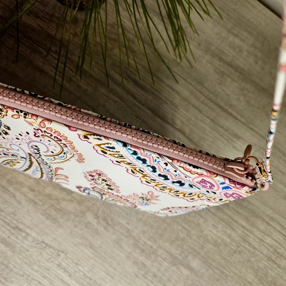 NWOT Vera Bradley Quilted Zip Top Cream Paisley Clutch with Wristlet Strap - Picture 5 of 6